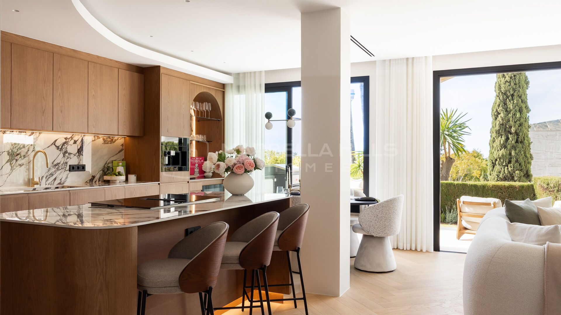 Luxury Townhouse for Sale in La Quinta Benahavís with Sea Views and Rooftop Jacuzzi