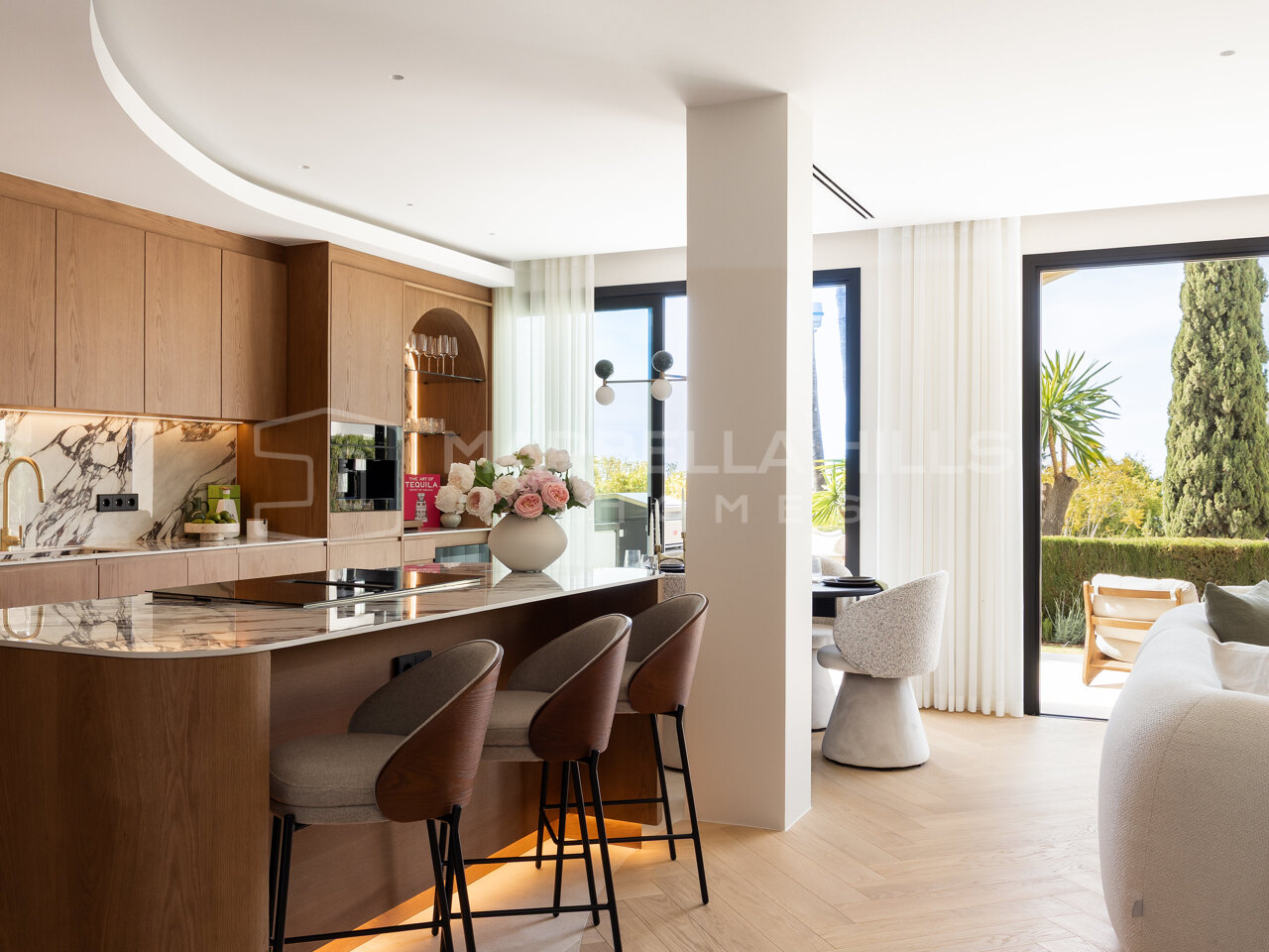 Luxury Townhouse for Sale in La Quinta Benahavís with Sea Views and Rooftop Jacuzzi