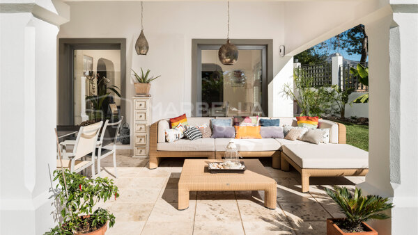 Villa andalouse de luxe à vendre à Benahavís avec vue mer, piscine privée et grand jardin