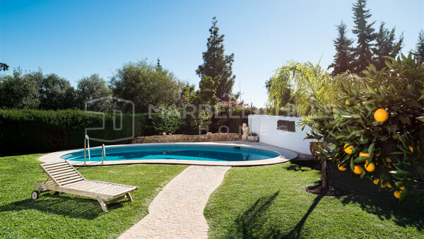 Villa andalouse de luxe à vendre à Benahavís avec vue mer, piscine privée et grand jardin