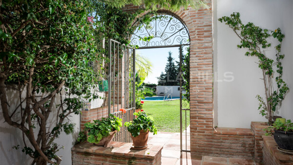 Villa andalouse de luxe à vendre à Benahavís avec vue mer, piscine privée et grand jardin