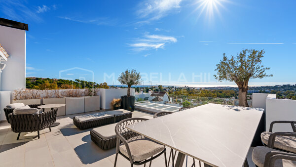 Exklusives Duplex-Penthouse zum Verkauf in Aloha Nueva Andalucía mit Panoramablick auf das Meer