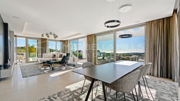 Exklusives Duplex-Penthouse zum Verkauf in Aloha Nueva Andalucía mit Panoramablick auf das Meer