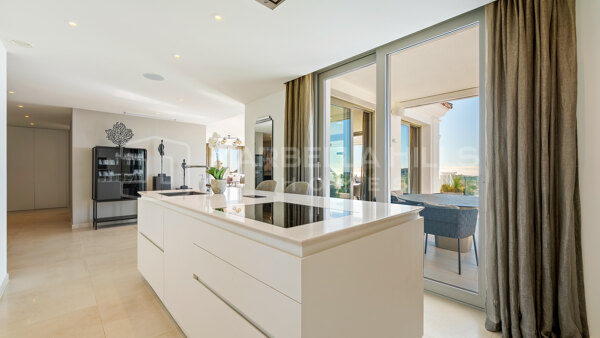 Exklusives Duplex-Penthouse zum Verkauf in Aloha Nueva Andalucía mit Panoramablick auf das Meer