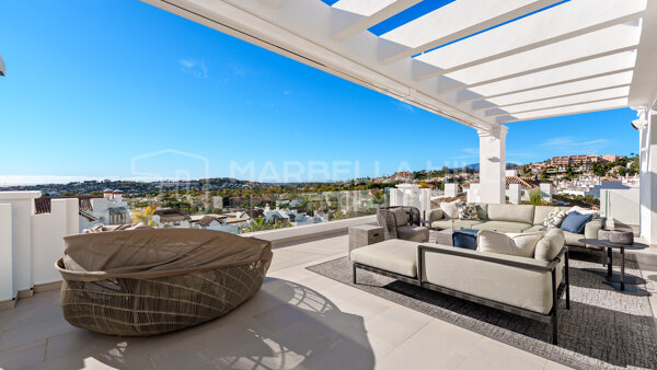 Exklusives Duplex-Penthouse zum Verkauf in Aloha Nueva Andalucía mit Panoramablick auf das Meer