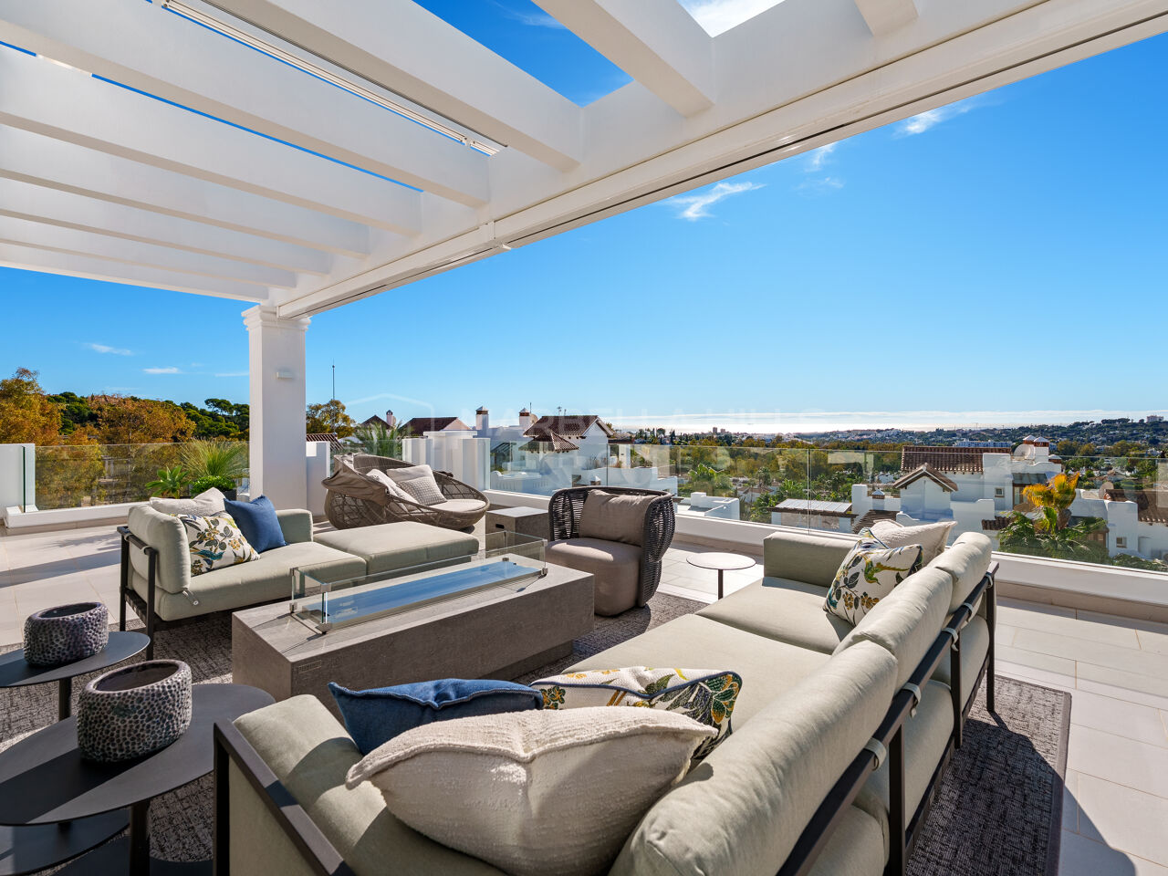 Exklusives Duplex-Penthouse zum Verkauf in Aloha Nueva Andalucía mit Panoramablick auf das Meer