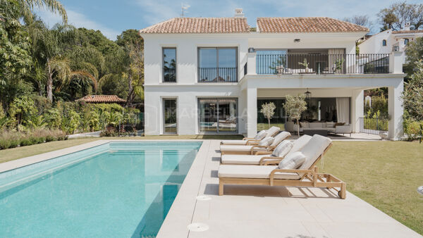 Luxury Villa for Sale in Los Arqueros Benahavís with Pool, Cinema and Mountain Views