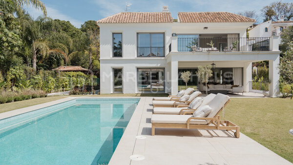 Villa de Luxe à Vendre à Los Arqueros Benahavís avec Piscine, Cinéma et Vue Montagne
