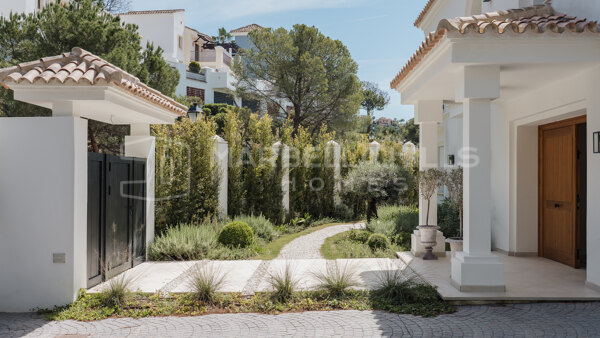 Villa de Luxe à Vendre à Los Arqueros Benahavís avec Piscine, Cinéma et Vue Montagne