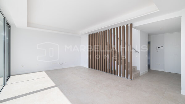 Luxus Duplex-Penthouse in Marbella Ost, Los Monteros zu verkaufen mit privatem Pool, Meerblick und fußläufig zum Strand