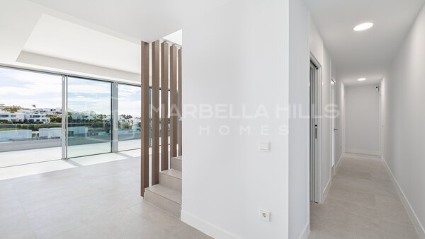 Luxus Duplex-Penthouse in Marbella Ost, Los Monteros zu verkaufen mit privatem Pool, Meerblick und fußläufig zum Strand