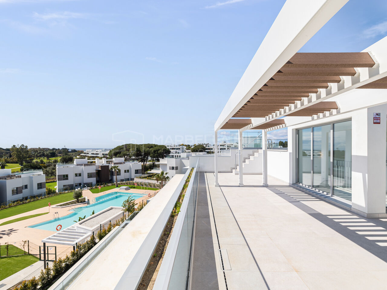 Penthouse duplex de luxe à vendre à Marbella Est, Los Monteros avec piscine privée, vue mer et à distance de marche de la plage