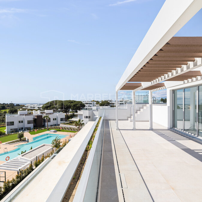 Luxus Duplex-Penthouse in Marbella Ost, Los Monteros zu verkaufen mit privatem Pool, Meerblick und fußläufig zum Strand