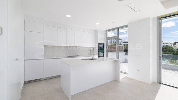 Luxus Duplex-Penthouse in Marbella Ost, Los Monteros zu verkaufen mit privatem Pool, Meerblick und fußläufig zum Strand
