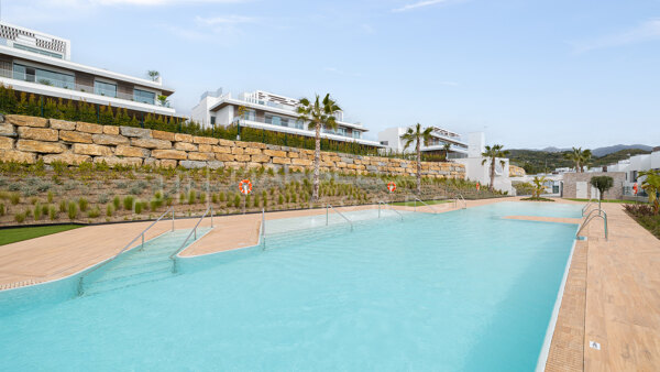 Luxus Duplex-Penthouse in Marbella Ost, Los Monteros zu verkaufen mit privatem Pool, Meerblick und fußläufig zum Strand