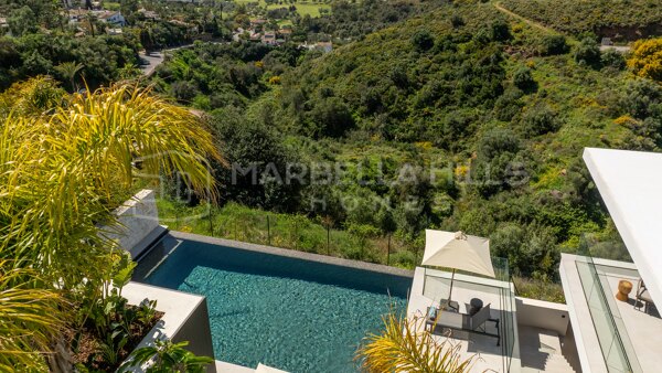 Moderne Luxusvilla in El Rosario, Marbella Ost zu verkaufen mit Meerblick und Infinity-Pool
