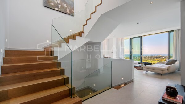 Moderne Luxusvilla in El Rosario, Marbella Ost zu verkaufen mit Meerblick und Infinity-Pool