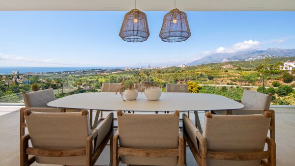 Villa contemporaine de luxe à vendre à El Rosario, Marbella Est avec vue mer et piscine à débordement