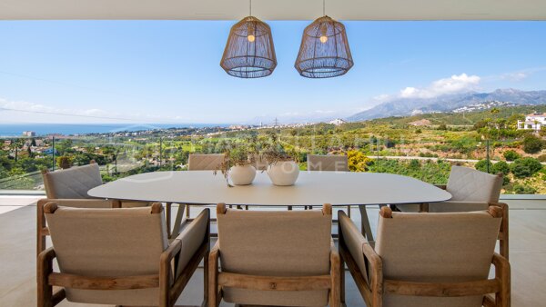 Moderne Luxusvilla in El Rosario, Marbella Ost zu verkaufen mit Meerblick und Infinity-Pool