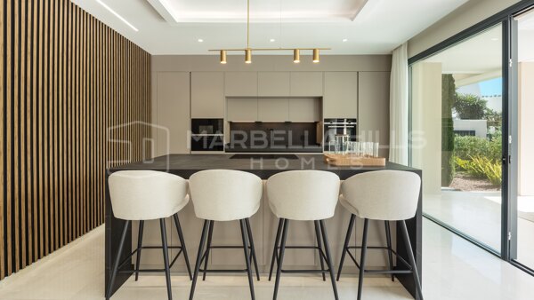 Nueva Villa de Lujo en Venta en La Cerquilla Marbella con Piscina y Vistas