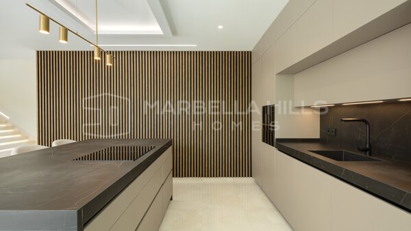 Nueva Villa de Lujo en Venta en La Cerquilla Marbella con Piscina y Vistas
