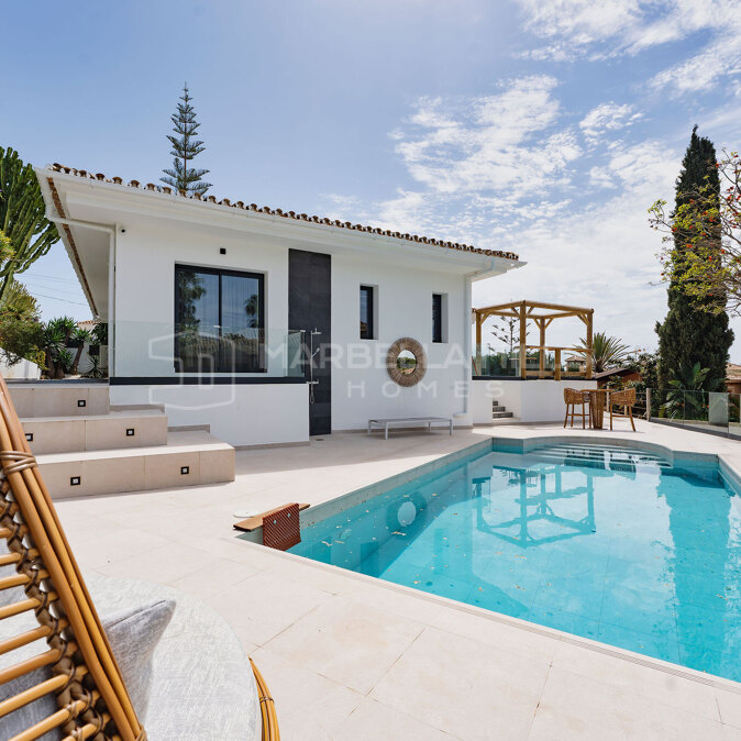 Contemporary Sea View Villa for Sale in Elviria Marbella East