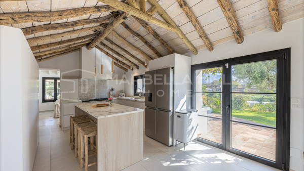 Elegante Villa Rústica en Venta en Guadalmina Alta con Vistas a la Montaña y Gran Parcela Privada