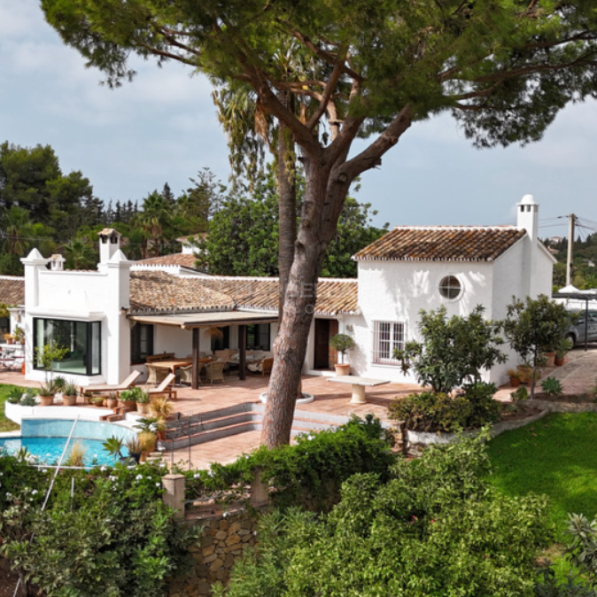 Elegante Villa Rústica en Venta en Guadalmina Alta con Vistas a la Montaña y Gran Parcela Privada