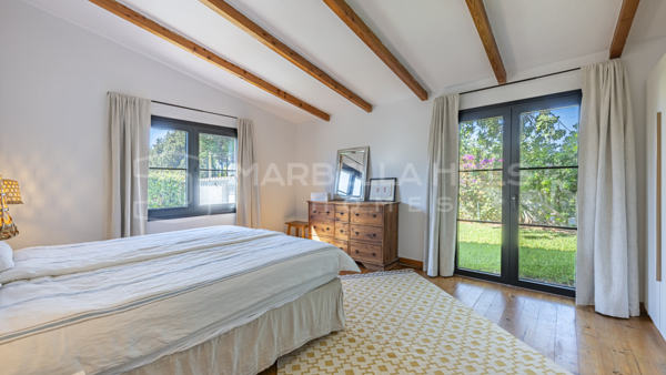 Elegante Villa Rústica en Venta en Guadalmina Alta con Vistas a la Montaña y Gran Parcela Privada