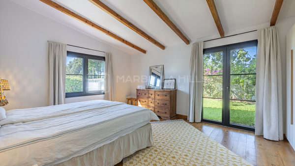 Elegante Villa Rústica en Venta en Guadalmina Alta con Vistas a la Montaña y Gran Parcela Privada