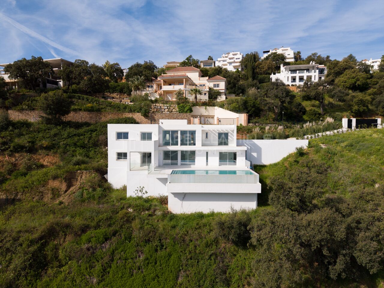Villa de Obra Nueva en Venta en La Mairena Marbella con Vistas Panorámicas al Mar