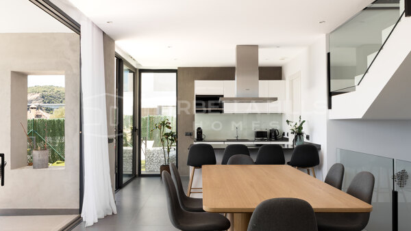 Villa contemporánea en venta en Valle Romano, Estepona Oeste – Diseño moderno, piscina privada y excelente inversión