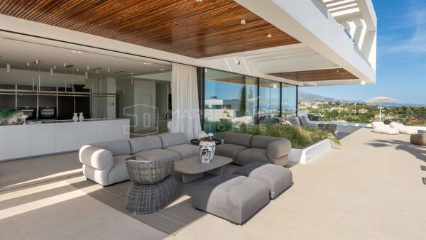 Contemporary Luxury Villa for Sale in El Herrojo, Benahavís – Panoramic Sea Views and Iconic Modern Architecture in La Quinta