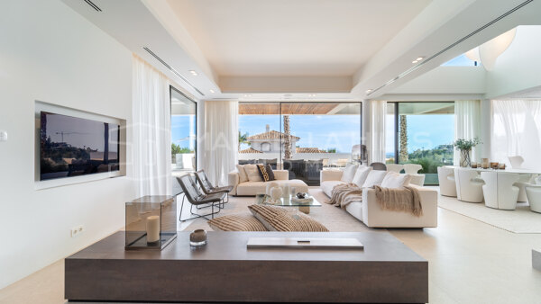 Contemporary Luxury Villa for Sale in El Herrojo, Benahavís – Panoramic Sea Views and Iconic Modern Architecture in La Quinta