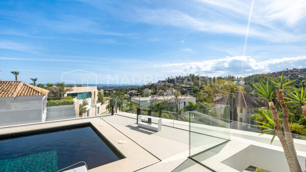 Contemporary Luxury Villa for Sale in El Herrojo, Benahavís – Panoramic Sea Views and Iconic Modern Architecture in La Quinta