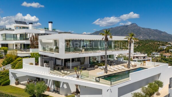Contemporary Luxury Villa for Sale in El Herrojo, Benahavís – Panoramic Sea Views and Iconic Modern Architecture in La Quinta