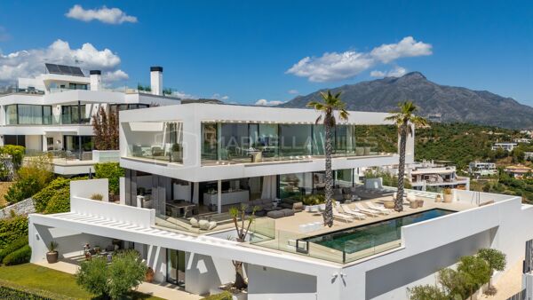 Contemporary Luxury Villa for Sale in El Herrojo, Benahavís – Panoramic Sea Views and Iconic Modern Architecture in La Quinta