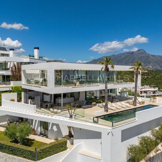 Contemporary Luxury Villa for Sale in El Herrojo, Benahavís – Panoramic Sea Views and Iconic Modern Architecture in La Quinta