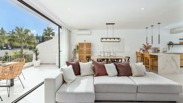 Moderna casa adosada dúplex en venta en Nueva Andalucía – Sofisticado estilo de vida junto a Aloha Golf y Puerto Banús