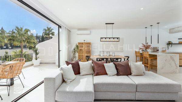 Moderna casa adosada dúplex en venta en Nueva Andalucía – Sofisticado estilo de vida junto a Aloha Golf y Puerto Banús