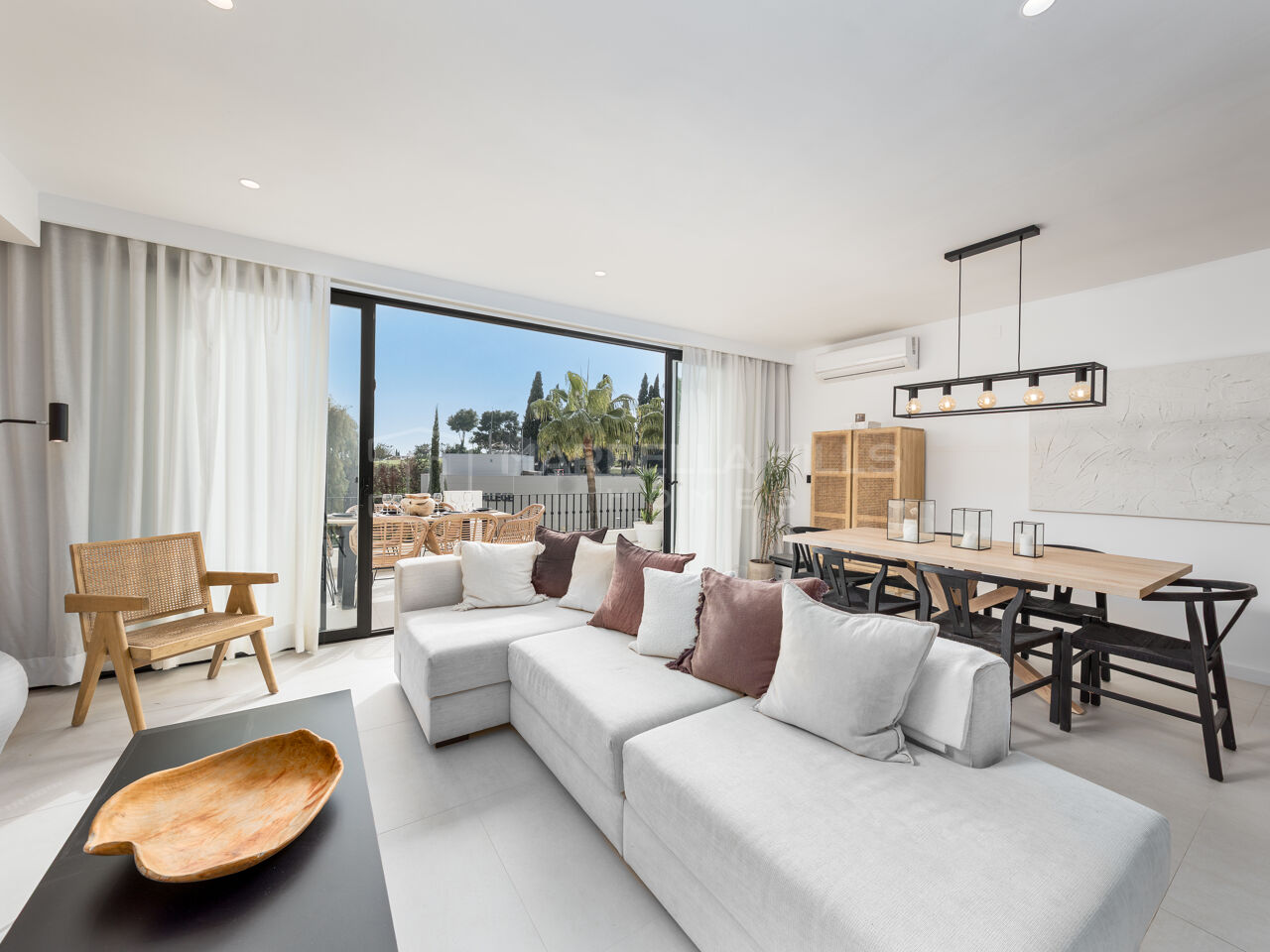Maison de ville duplex contemporaine à vendre à Nueva Andalucía – Art de vivre raffiné à proximité d’Aloha Golf et Puerto Banús