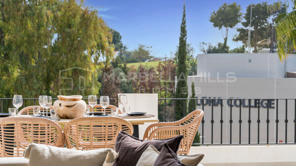Moderna casa adosada dúplex en venta en Nueva Andalucía – Sofisticado estilo de vida junto a Aloha Golf y Puerto Banús
