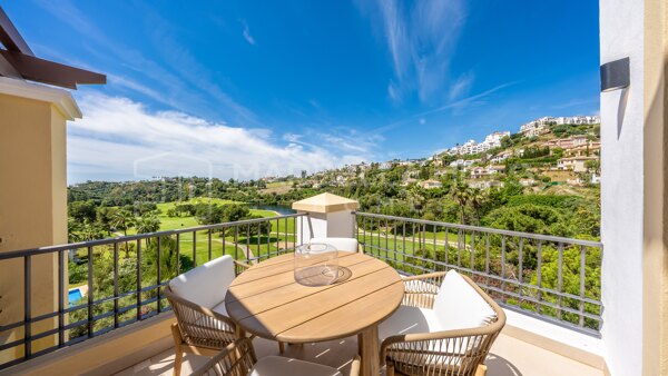 Luxus-Penthouse in erster Golflinie zum Verkauf in Los Arqueros, Benahavís – Panoramablick auf Meer, Golfplatz und Tal
