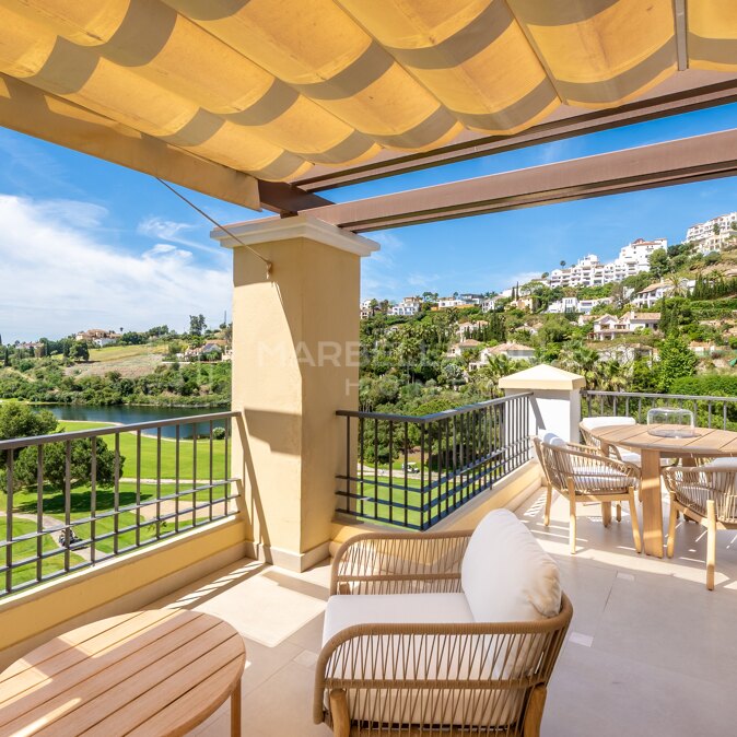 Penthouse de luxe en première ligne de golf à vendre à Los Arqueros, Benahavís – Vues panoramiques sur la mer, le golf et la vallée