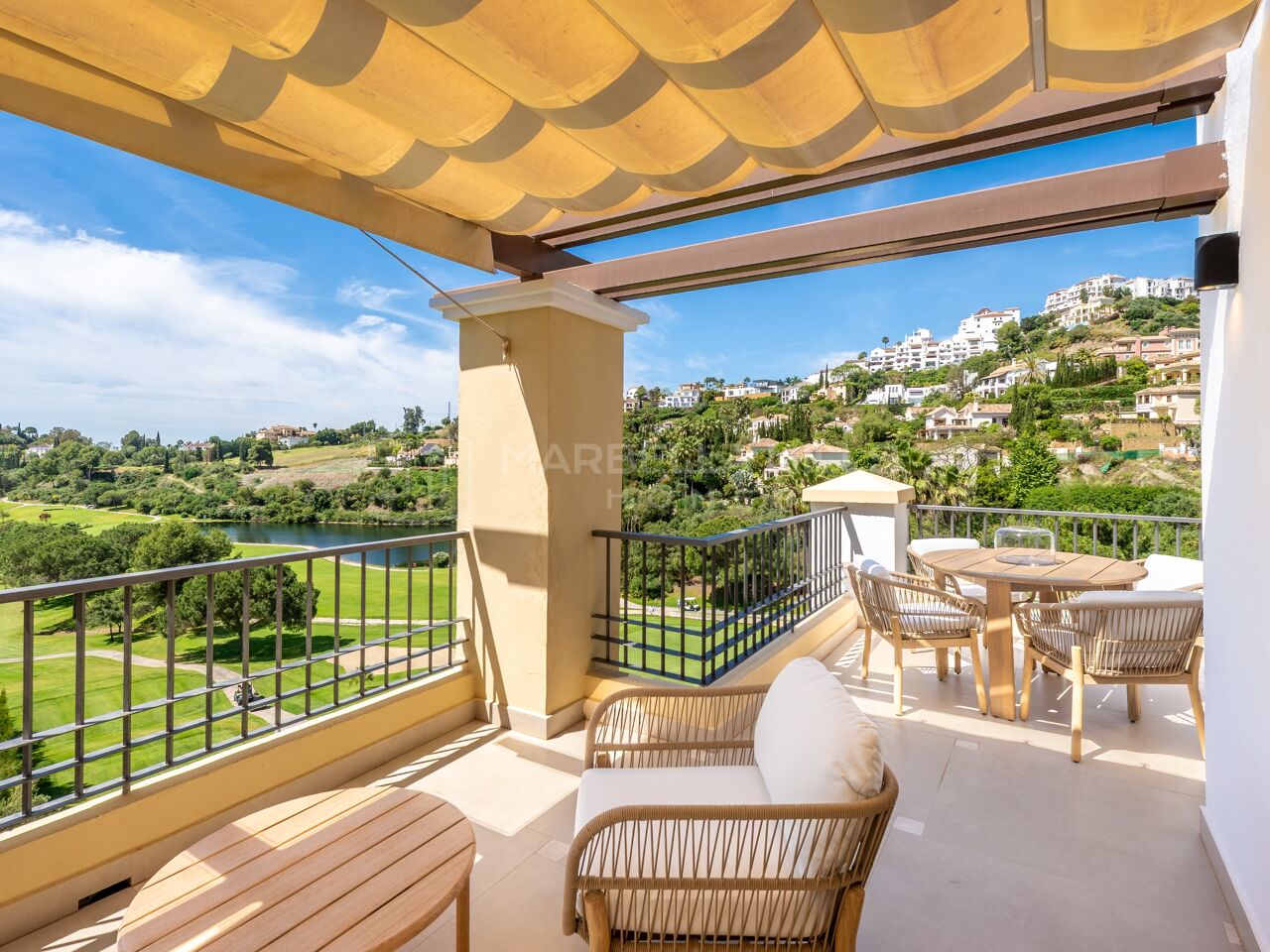 Penthouse de luxe en première ligne de golf à vendre à Los Arqueros, Benahavís – Vues panoramiques sur la mer, le golf et la vallée