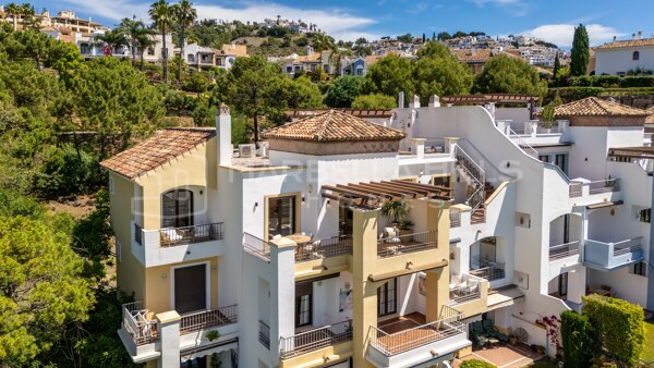Luxus-Penthouse in erster Golflinie zum Verkauf in Los Arqueros, Benahavís – Panoramablick auf Meer, Golfplatz und Tal