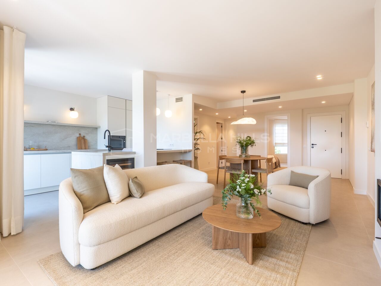 Luxus-Penthouse in erster Golflinie zum Verkauf in Los Arqueros, Benahavís – Panoramablick auf Meer, Golfplatz und Tal