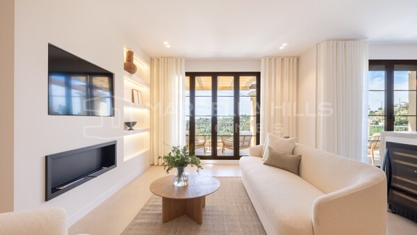 Luxus-Penthouse in erster Golflinie zum Verkauf in Los Arqueros, Benahavís – Panoramablick auf Meer, Golfplatz und Tal