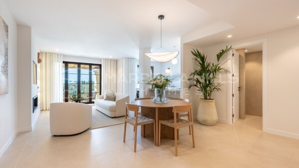 Luxus-Penthouse in erster Golflinie zum Verkauf in Los Arqueros, Benahavís – Panoramablick auf Meer, Golfplatz und Tal