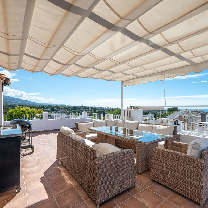 Renovated Townhouse with Tourist Licence for Sale in Aloha Pueblo, Nueva Andalucía – Panoramic Rooftop Terrace and Mediterranean Lifestyle